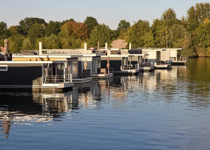 Cozy Floating Boatlodge "Het Vrijthof"