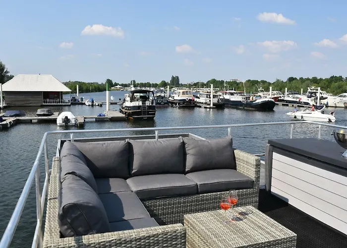 Cosy Floating Boatlodge, "Paris"
