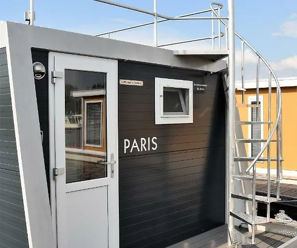 Cosy Floating Boatlodge, "Paris"